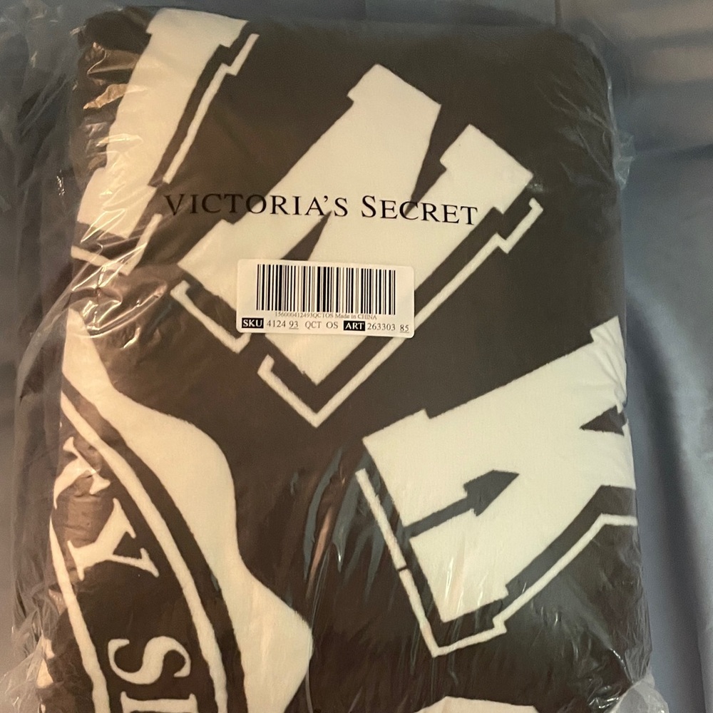 Pink Victoria’s Secret BNIP Sherpa blanket